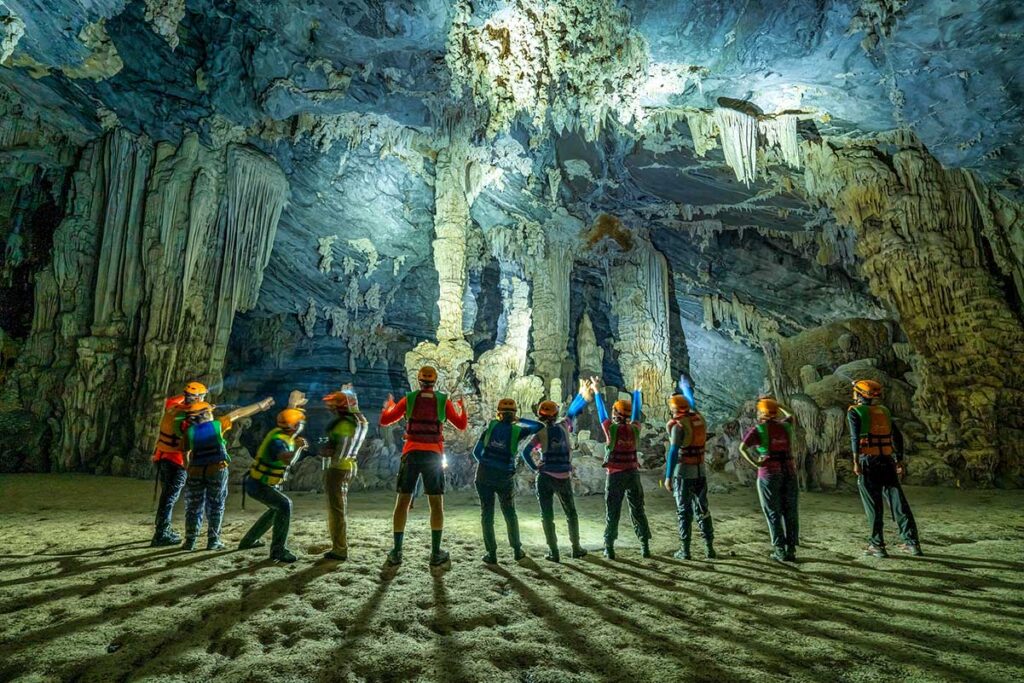 Reisende bestaunen die Höhlenformationen der Tu Lan-Höhle in Phong Nha