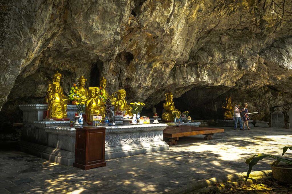 Eine Höhle mit Statuen bei Tuyet Tinh Coc in Ninh Binh