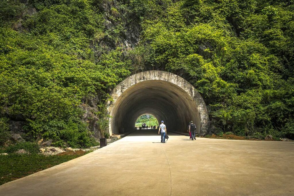 Tunnel von der Hauptstraße nach Tuyet Tinh Coc