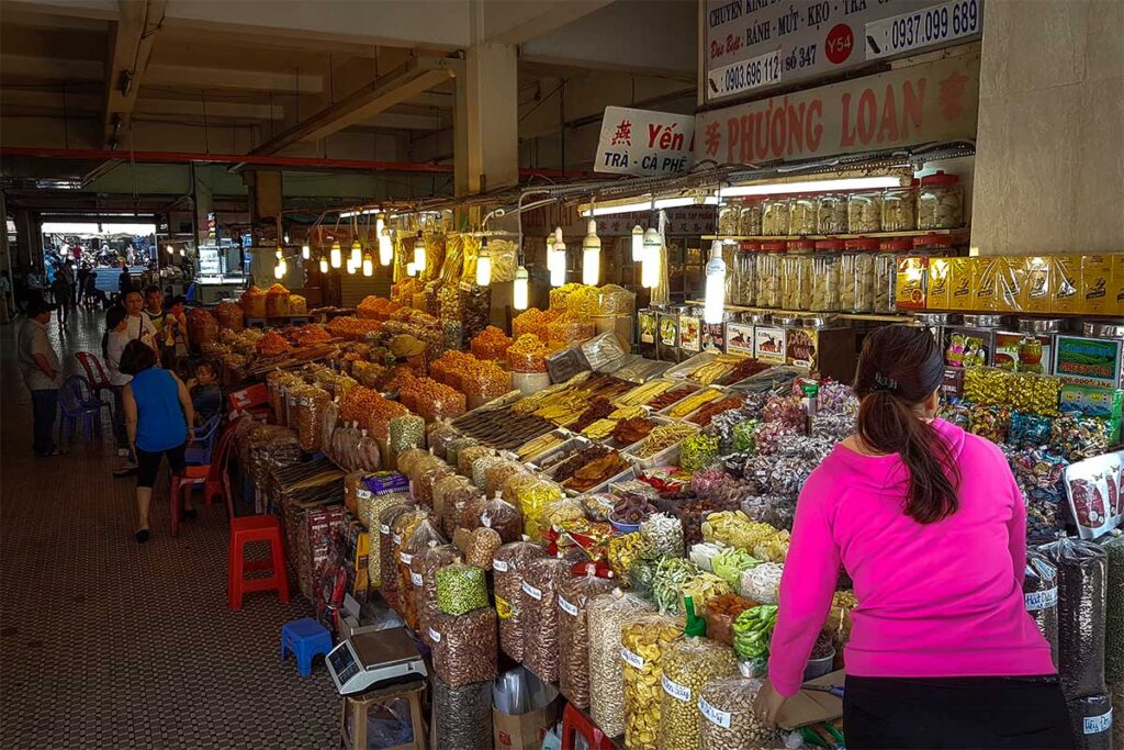 Trockenfrüchte werden auf dem An-Dong-Markt in Ho-Chi-Minh-Stadt verkauft