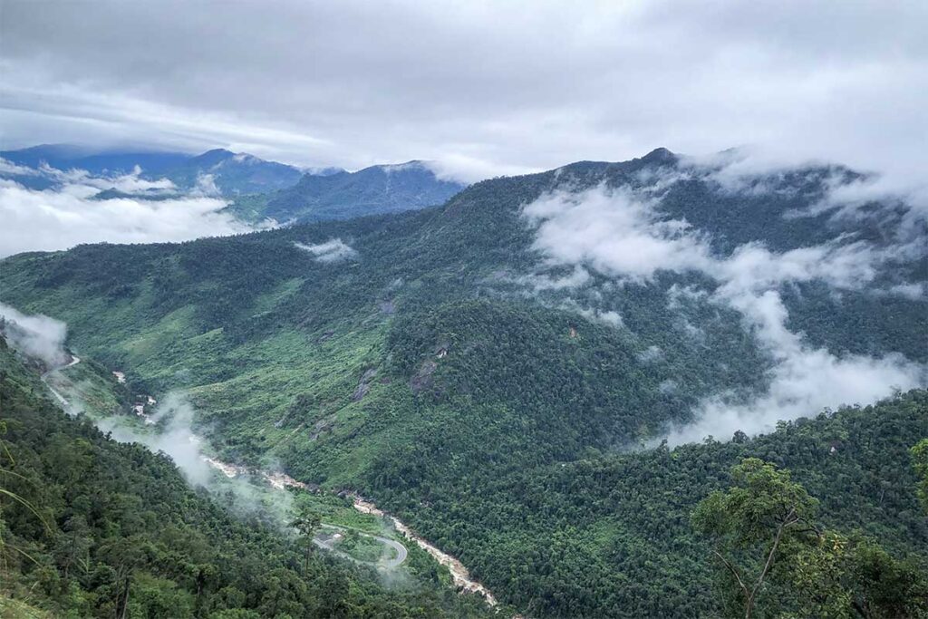 Malerische Route zwischen Dalat und Nha Trang durch Berge und Wälder