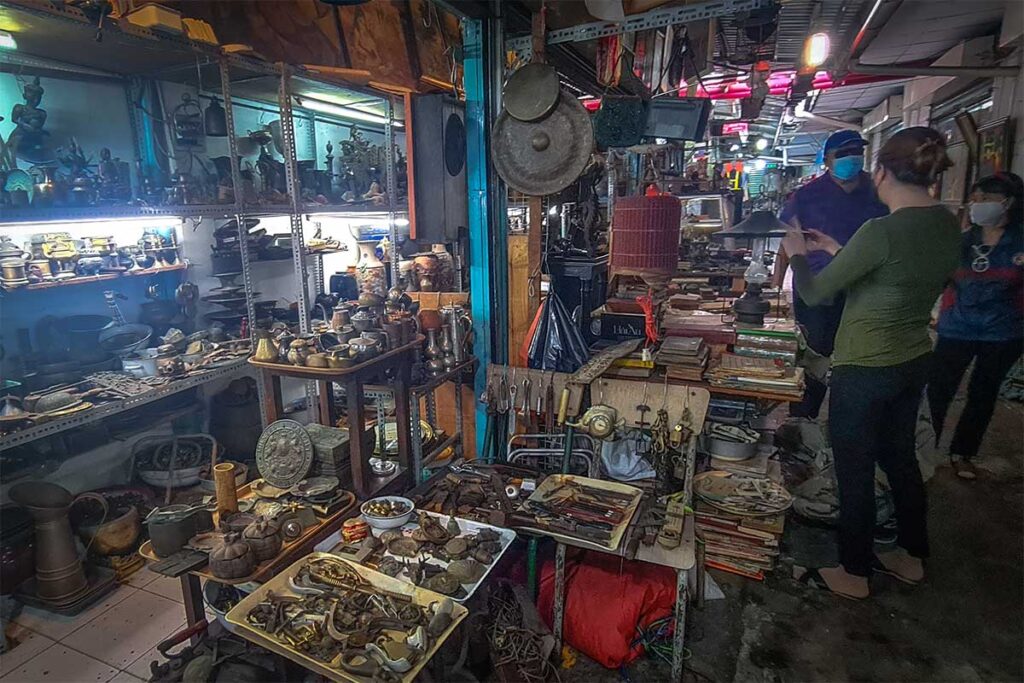 Werkzeuge und Hilfsmittel werden auf dem Dan Sinh Markt in Ho-Chi-Minh-Stadt verkauft