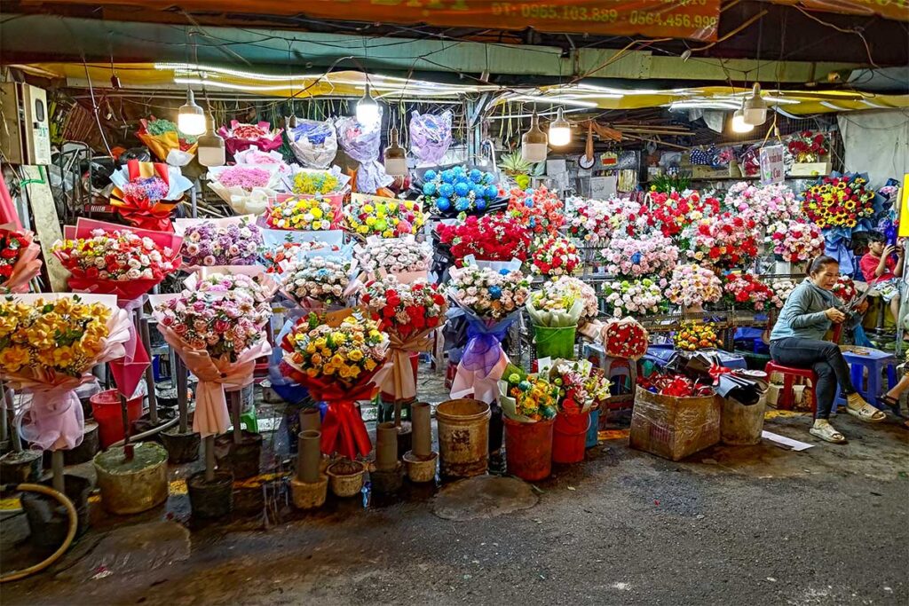 Blumen an einem Außenstand auf dem Ho Thi Ky Fowermarket in Ho-Chi-Minh-Stadt