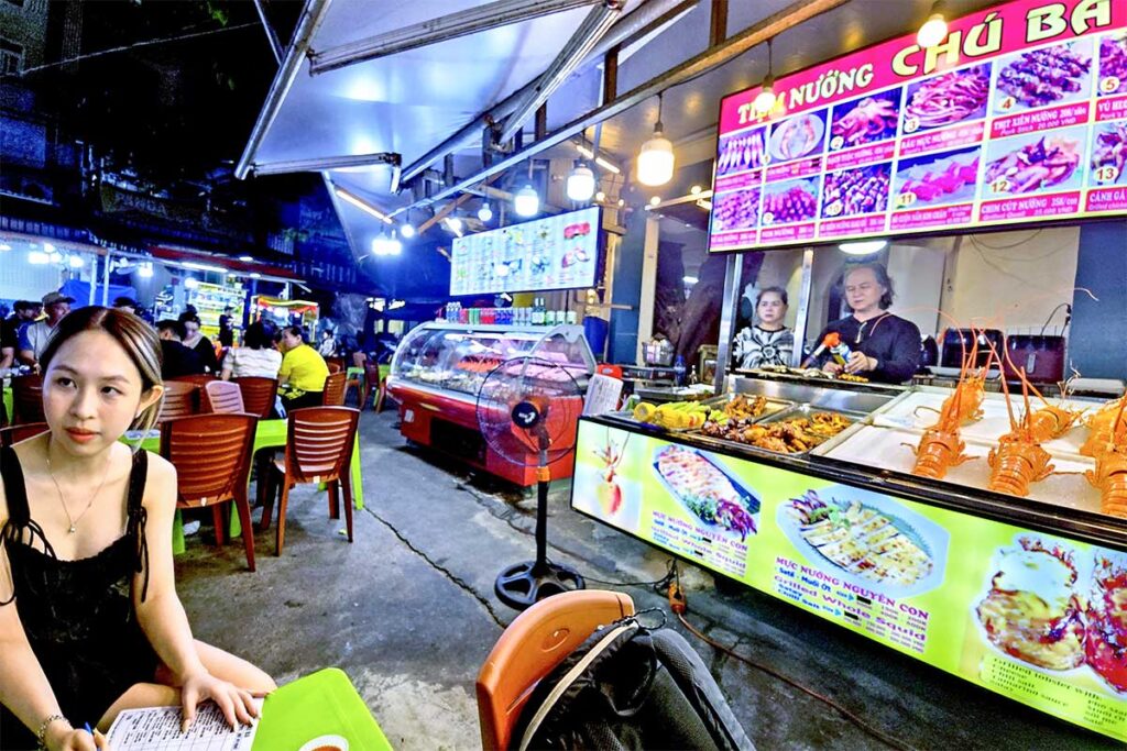 Streetfood-Stände auf dem Ho Thi Ky-Markt bei Nacht