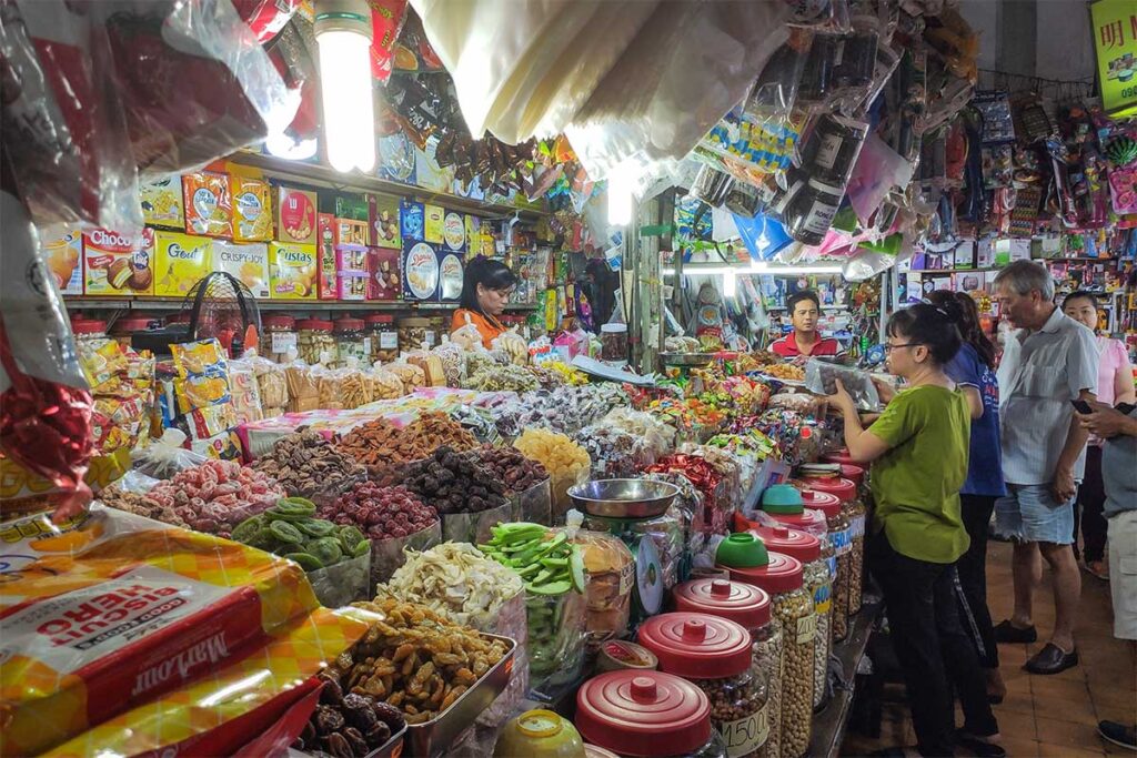 Trockenfrüchte werden auf dem Hoa Binh Markt in Ho-Chi-Minh-Stadt verkauft