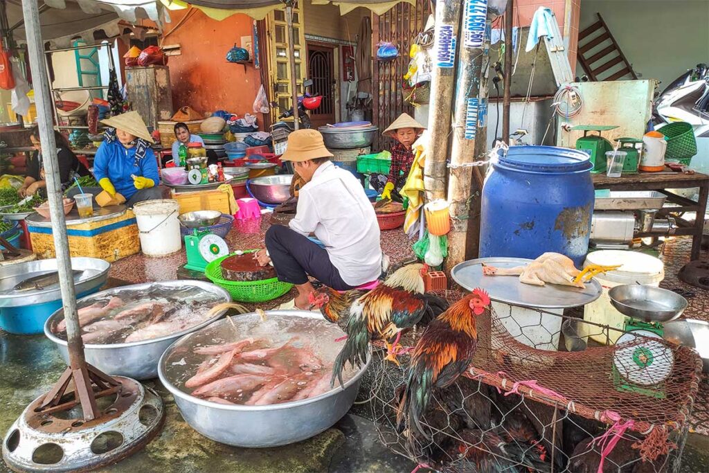 Hühner, Fisch und Fleisch werden auf dem Hoa Binh Markt in Ho-Chi-Minh-Stadt verkauft