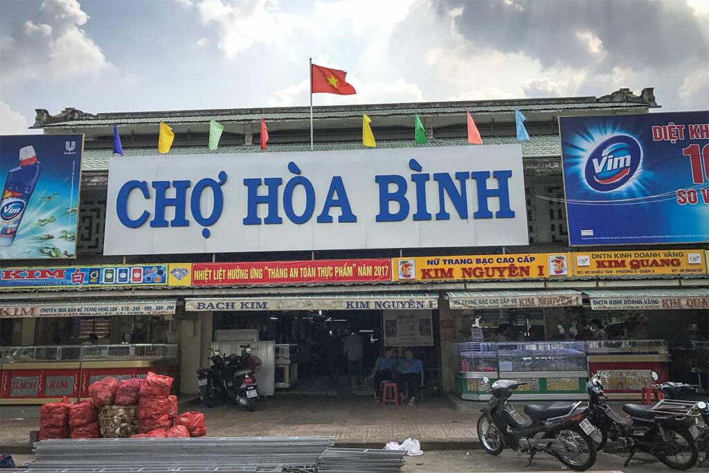 Das äußere Marktgebäude des Hoa-Binh-Marktes in Ho-Chi-Minh-Stadt