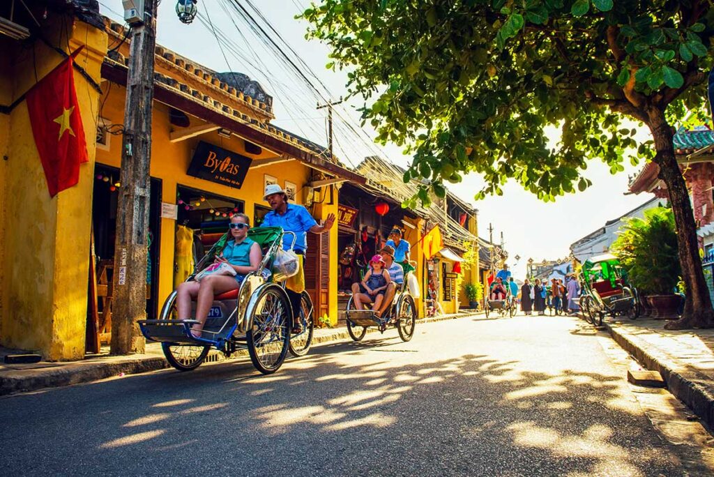 Ein traditionelles Cyclo-Fahrrad durch die Straßen der Altstadt von Hoi An