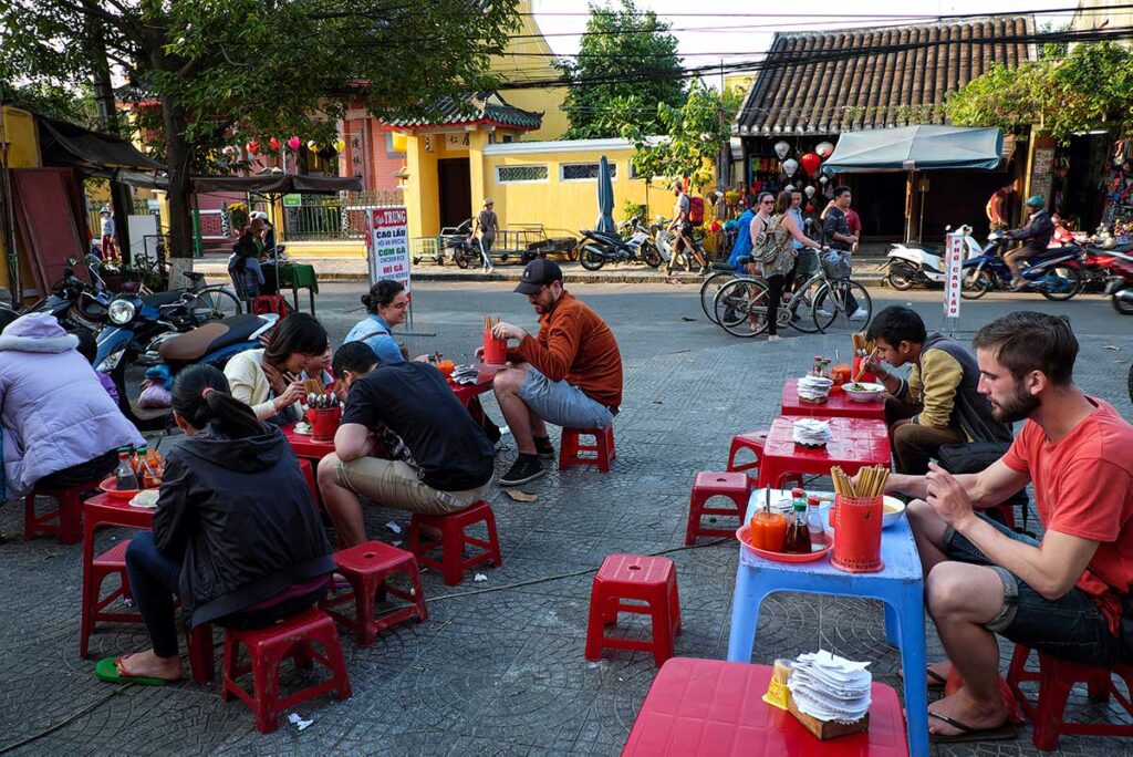 Touristen essen in Hoi An Streetfood