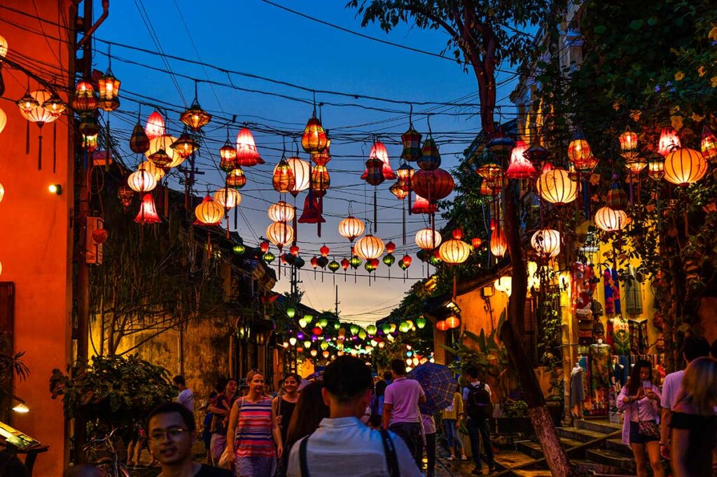 Laternen über den Straßen der Altstadt von Hoi An leuchten in verschiedenen Farben