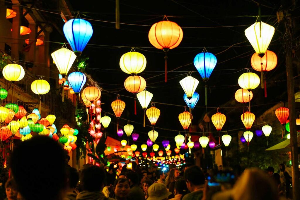 Hoi An bei Nacht mit Laternen in verschiedenen Farben, die in den Straßen der Altstadt leuchten