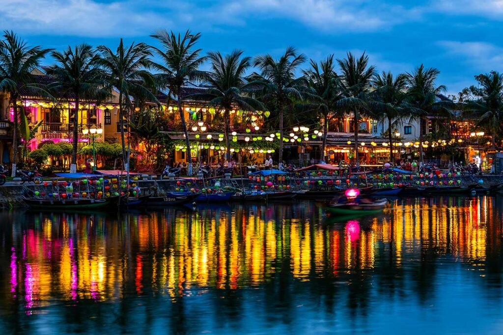 Hoi An bei Nacht mit wunderschönen beleuchteten Laternen, die sich im Fluss spiegeln