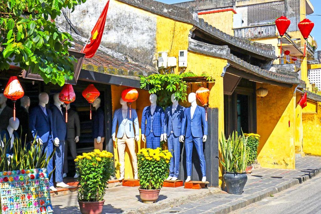 Schöne Anzüge ausgestellt bei einem Schneider in Hoi An