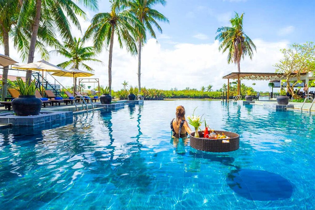 Resort mit Pool gegenüber dem Strand Cua Dai in Hoi An