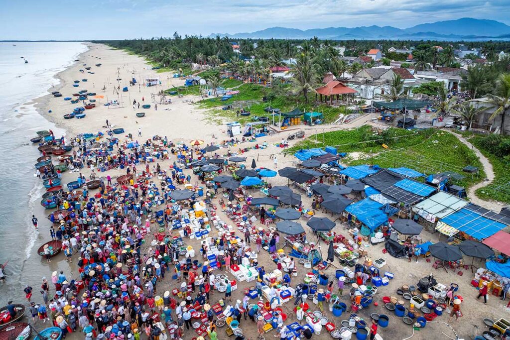 Ein lokaler Fischmarkt direkt am Strand von Tam Tien im Bezirk Tam Ky in der Nähe von Hoi An