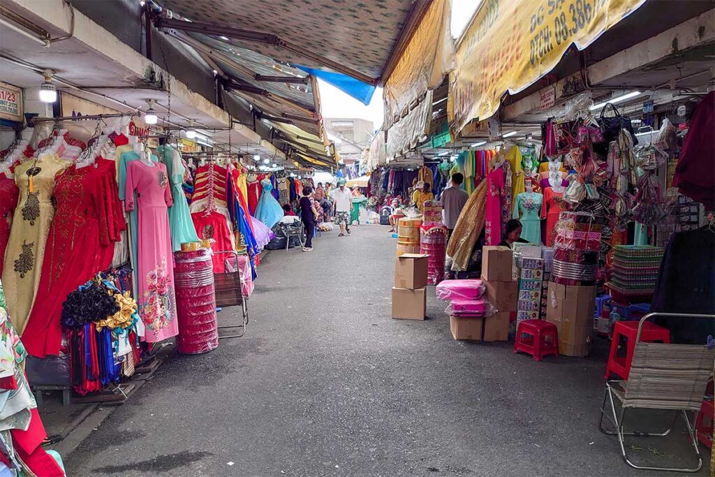 Im Tan Binh Markt wird jede Menge Kleidung verkauft