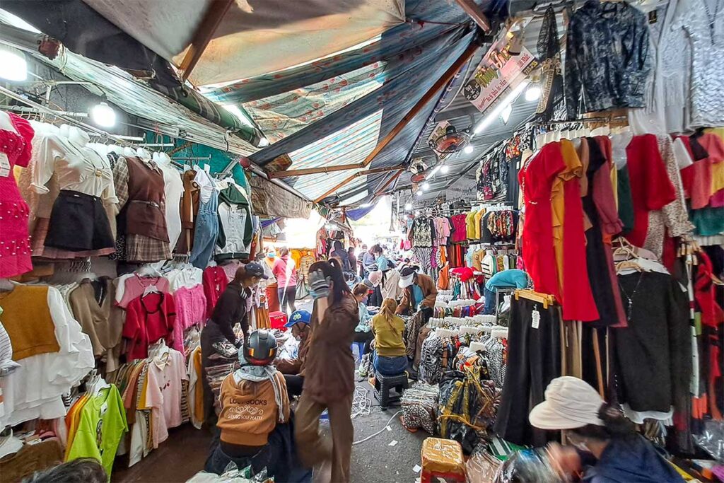 Im Tan Binh Markt wird jede Menge Kleidung verkauft