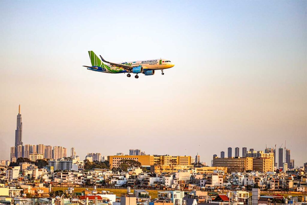 Ein Flugzeug von Bamboo Airways fliegt über Ho-Chi-Minh-Stadt