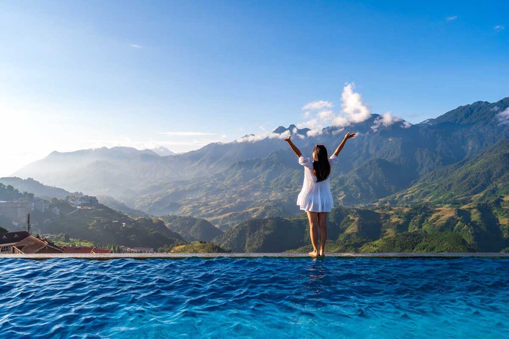 Luxusurlaub in Vietnam am Infinity-Pool der Topas Ecolodge in Sapa mit Blick auf die Reisterrassen