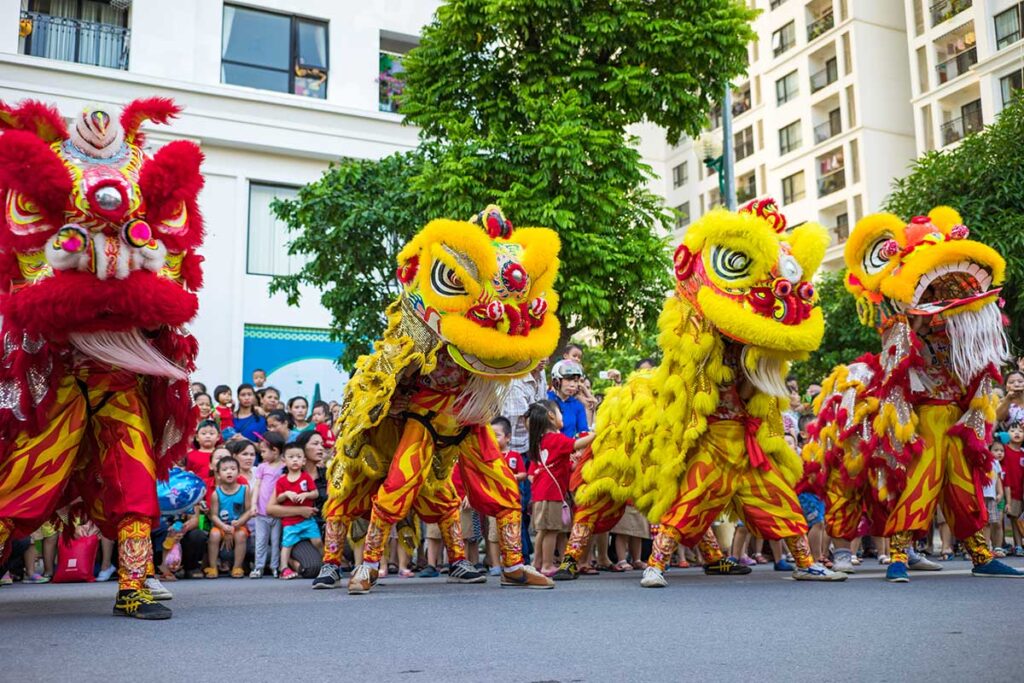 Löwentölpel während des Mondfest in Vietnam