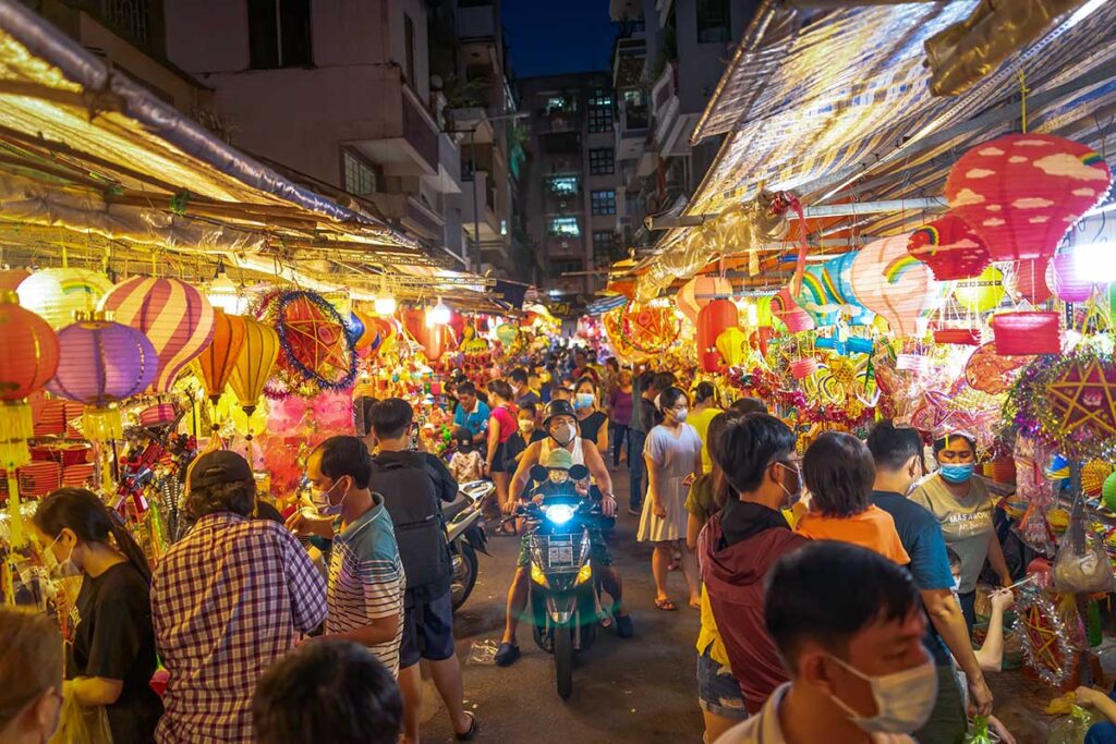 Eine Straße voller Geschäfte und Verkaufsstände, an denen Laternen zum Mondfest Vietnam verkauft werden