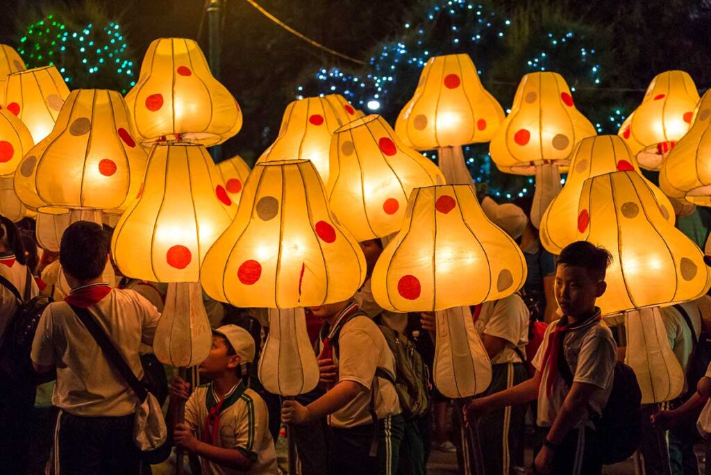 Kinder feiern Mondfest in Vietnam mit Laternen in der Nacht