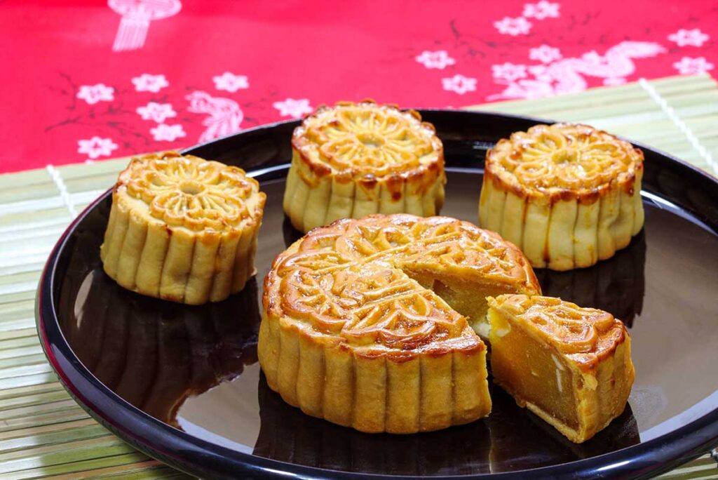 Ein traditioneller vietnamesischer Mondkuchen beim Mittherbstfest