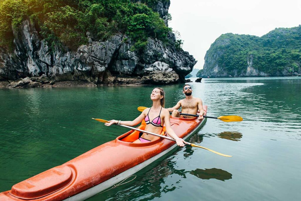 Ein romantisches Paar beim Kajakfahren in der Halong-Bucht