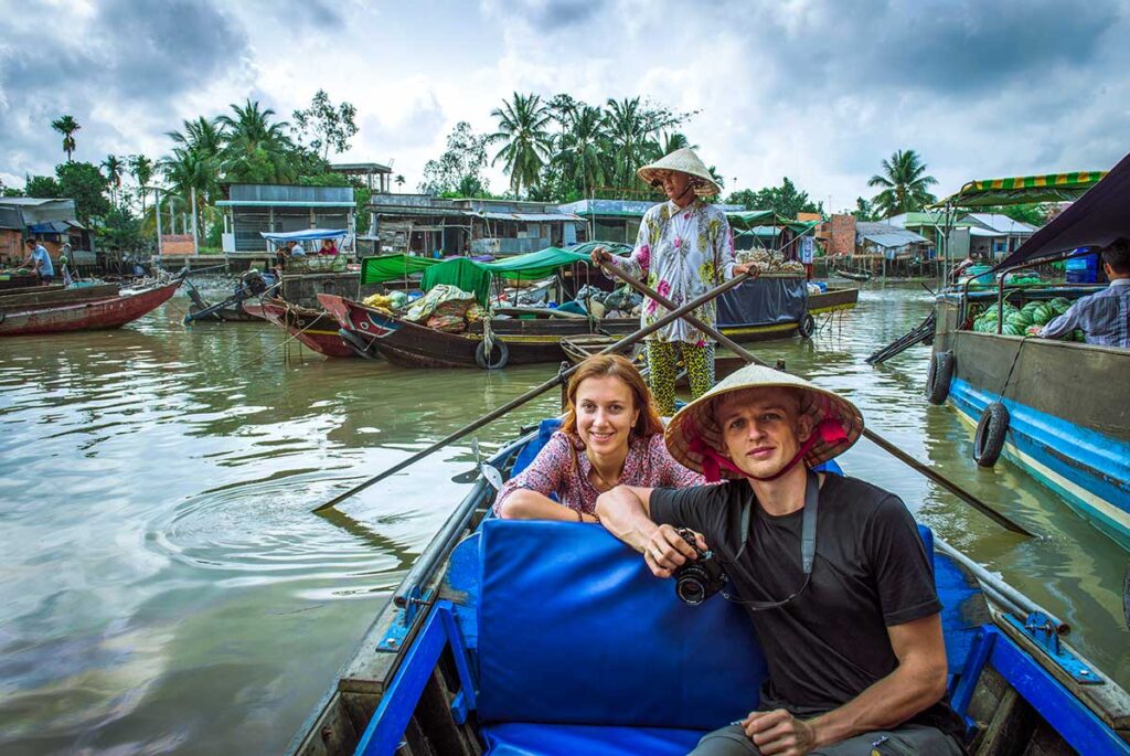 Ein romantisches Paar unternimmt eine Bootstour im Mekong-Delta