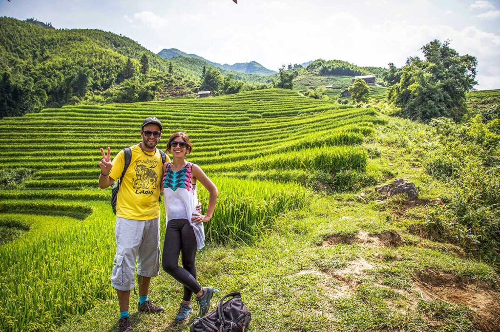 Ein romantisches Paar macht während seines Vietnamurlaubs eine Wanderung durch die Reisterrassen in Sapa