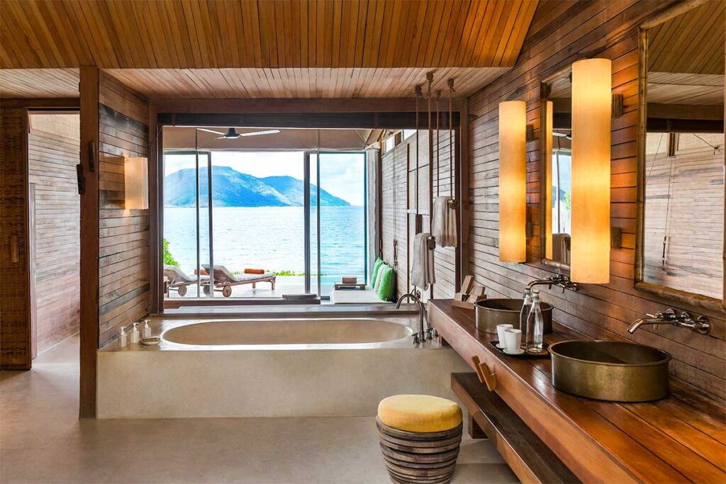 Badezimmer und Blick auf privaten Pool und Meer im Six Senses Con Dao, einem der luxuriösesten Resorts in Vietnam