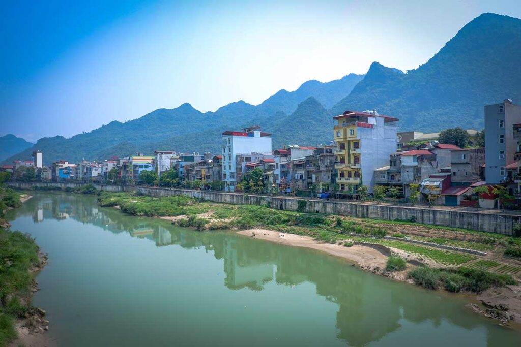 Fluss und Häuser der Stadt Ha Giang im Norden Vietnams