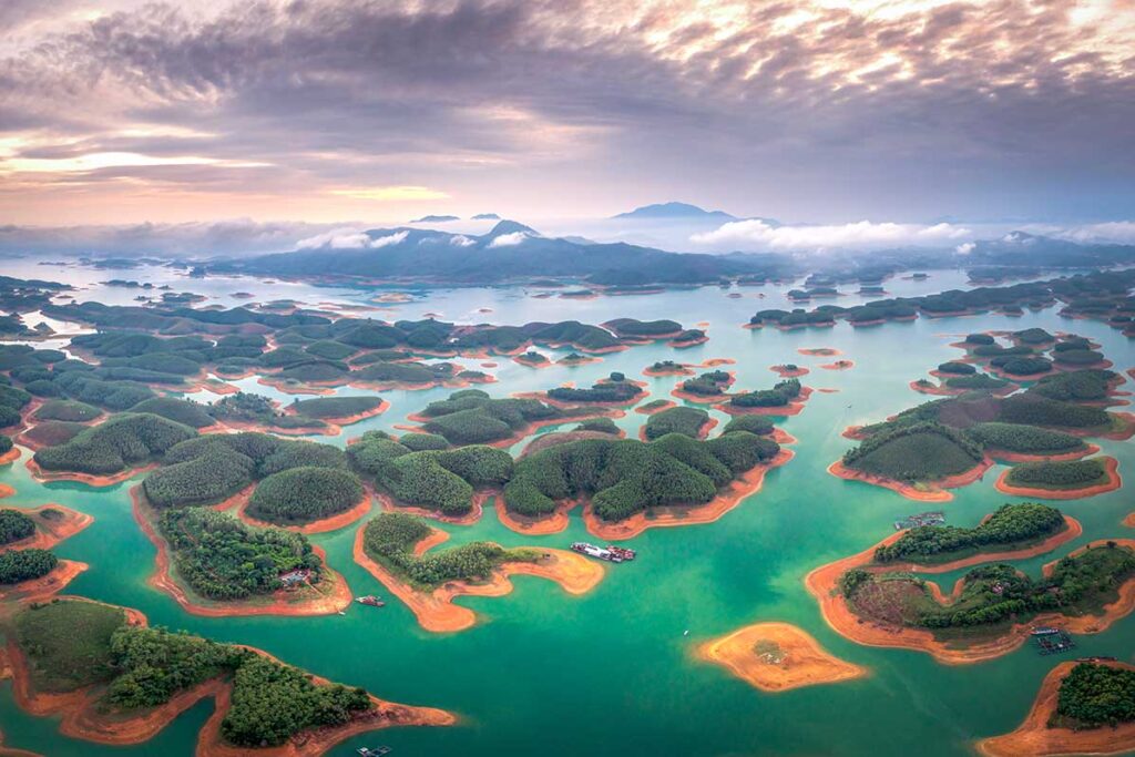 Viele kleine Inseln im Thac Ba See in Vietnam