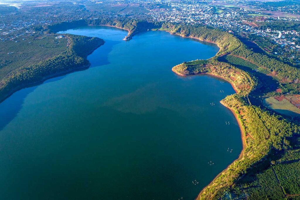 Ein vulkanischer Kratersee namens To Nung Lake bei der Stadt Pleiku in der Provinz Gia Lai