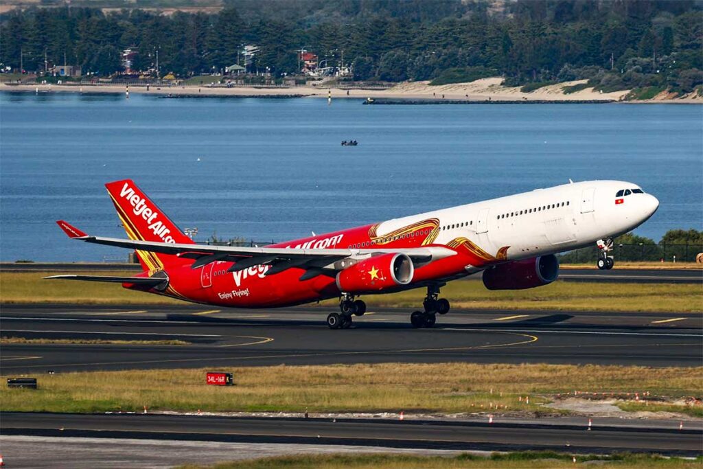 Ein Flugzeug von VietJet Air hebt vom Flughafen ab