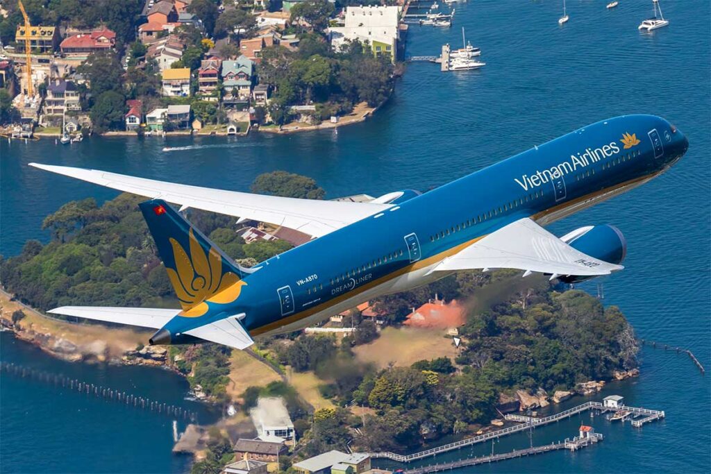 Ein Flugzeug der Vietnam Airlines fliegt