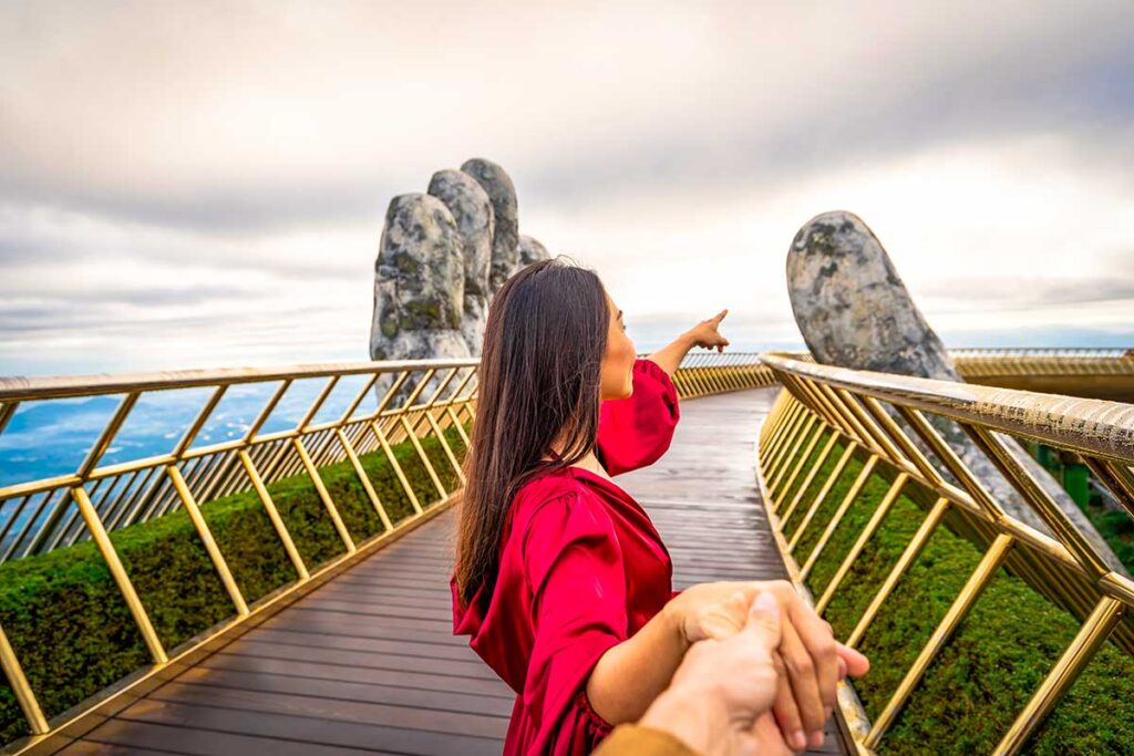 Ein Paar verbringt seine Flitterwochen in Vietnam an der Golden Bridge (Ba Na Hills) in der Nähe von Da Nang