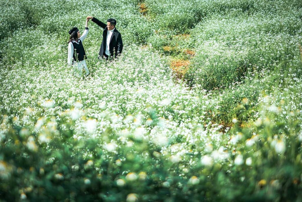 Ein Paar spaziert durch die Blumenfelder von Dalat