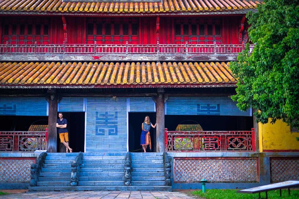 Ein Paar erkundet während seiner Flitterwochen in Vietnam einen alten Tempel in Hue