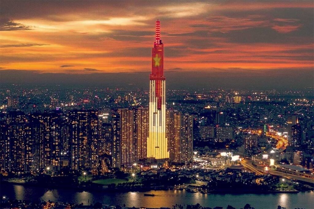 Die vietnamesische Flagge wird am Vietnamesischen Nationalfeiertag mit LED-Lichtern am Landmark 81 in Ho-Chi-Minh-Stadt gezeigt.