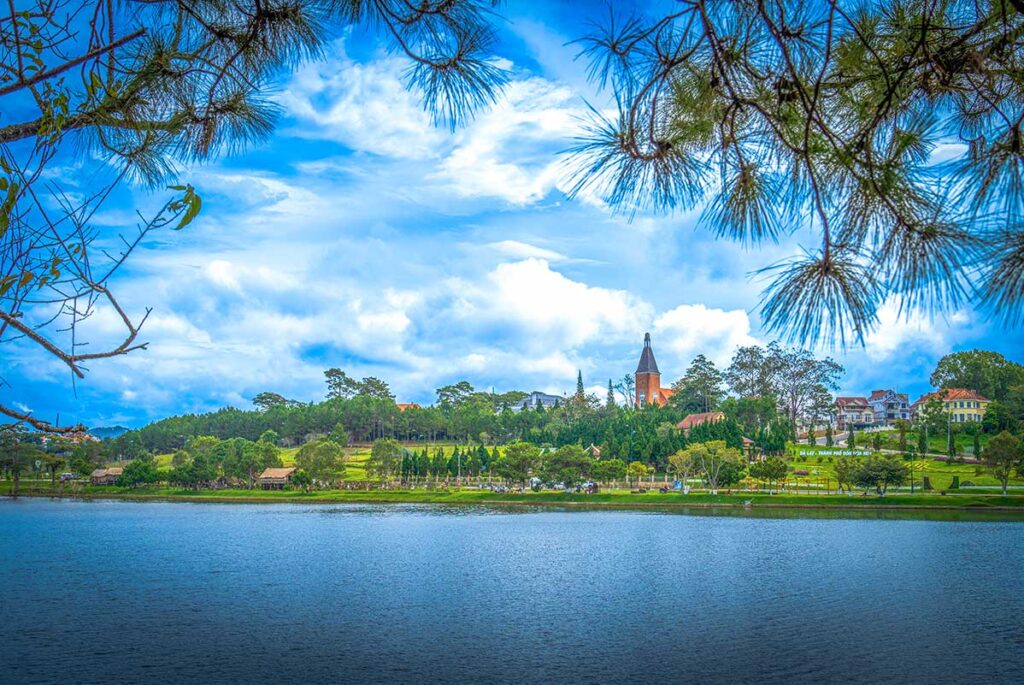 Xuan Huong See mit der Stadt Dalat im Hintergrund