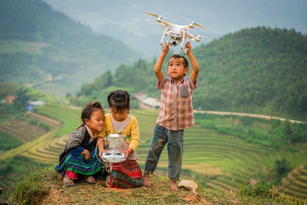 Fliegen mit Drohne in Vietnam mit ethnischen Kindern und Reisfeldern in Mu Cang Chai