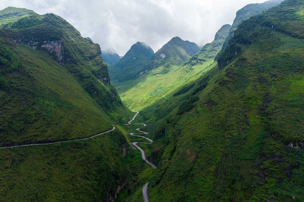 Mit einer Drohne über die Berge in Ha Giang, Nordvietnam fliegen