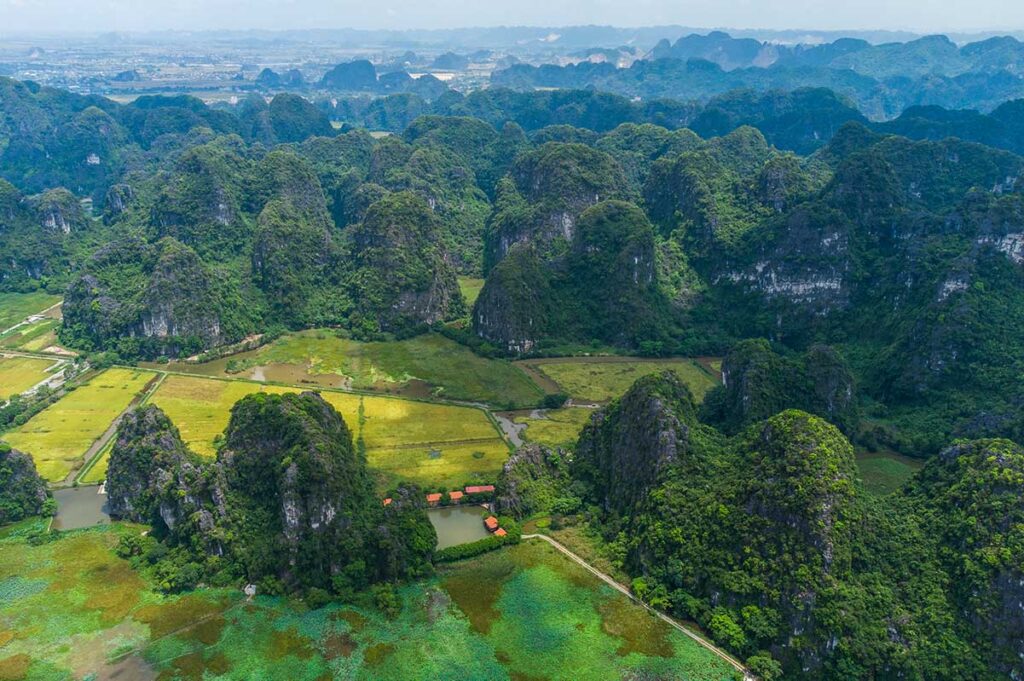 Eine Drohne fliegen lassen in Ninh Binh