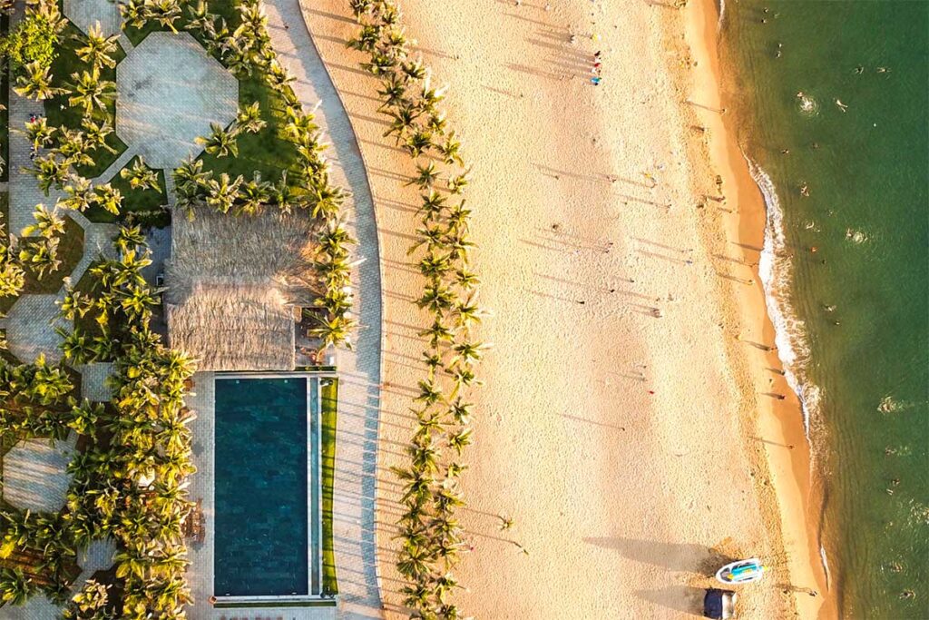 Mit einer Drohne über den Strand von Phu Yen fliegen