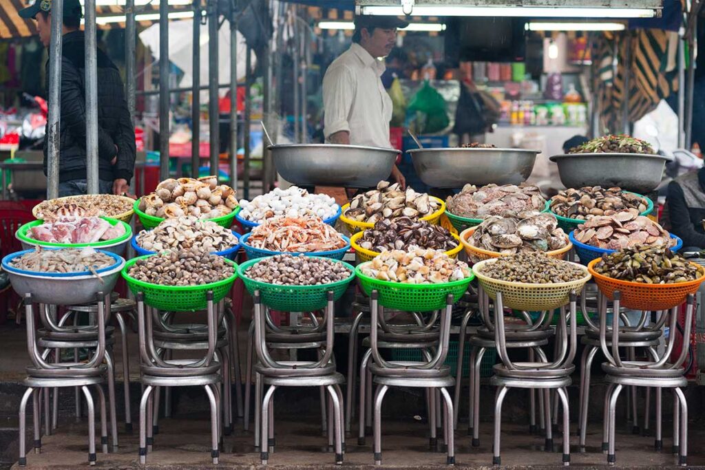 Schalentiere auf einem lokalen Markt in Vietnam