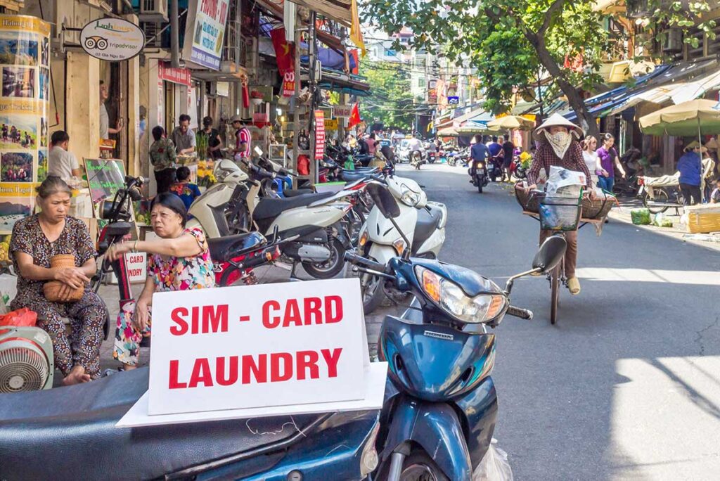 Ein Schild auf einem Motorrad mit der Aufschrift „SIM-Karte und Wäscheservice“