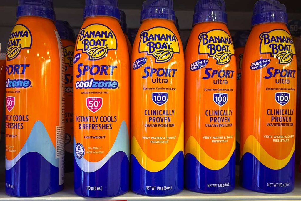 Banana Boat Sport Sonnenschutzsprays mit LSF 50 und LSF 100 in einem Geschäft in Vietnam