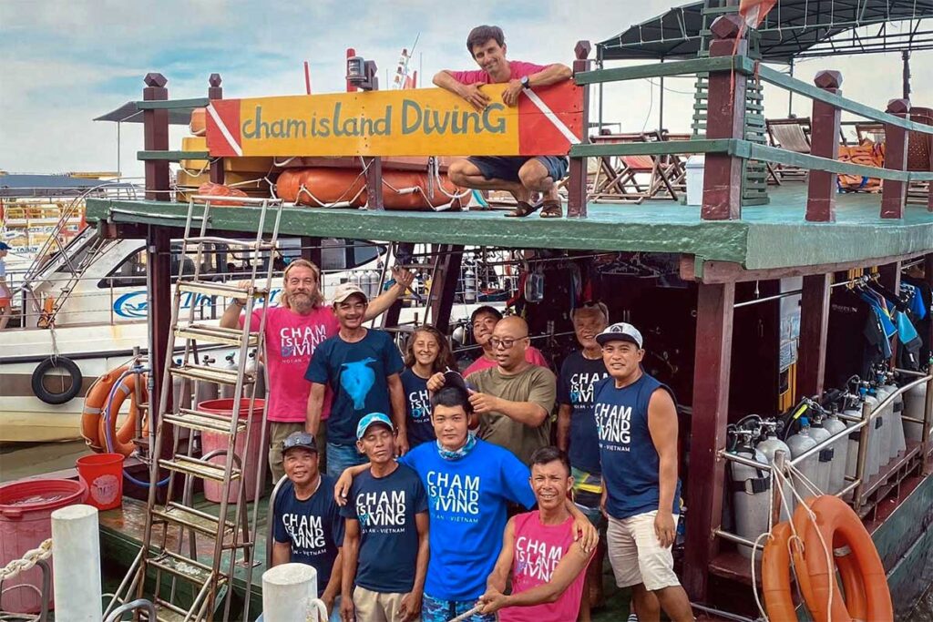 Das gesamte Team des Cham Island Diving Centers auf ihrem Boot im Hafen von Hoi An — eine der größten und erfahrensten Tauchorganisationen für das Tauchen bei den Cham-Inseln