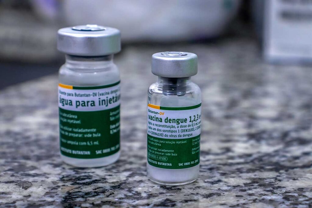 Zwei Glasfläschchen des Butantan-Dengue-Impfstoffs auf einer Marmoroberfläche — eine Impfung gegen Dengue ist eine Option, die vor einer Reise nach Vietnam in Betracht gezogen werden sollte
